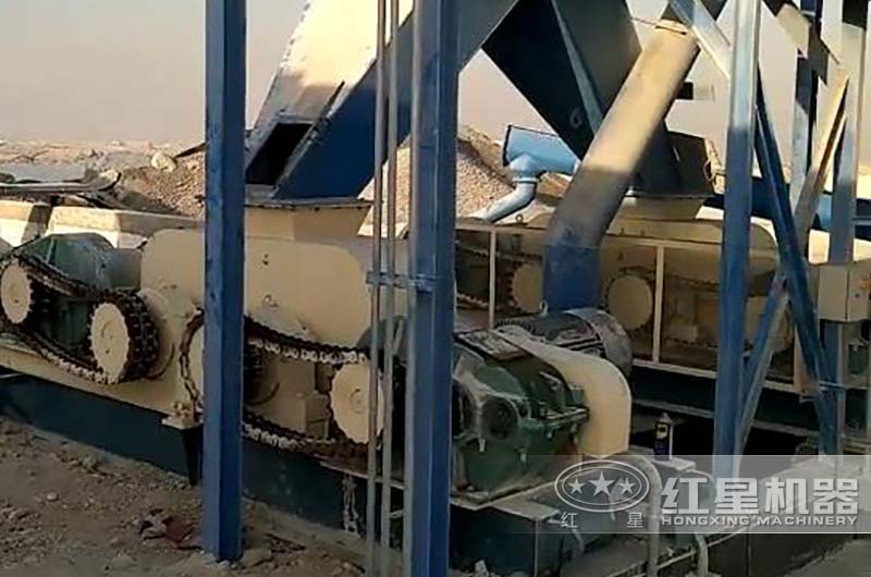 齒輥破碎機(jī)處理煤炭現(xiàn)場(chǎng) 齒輥破碎機(jī)處理煤炭現(xiàn)場(chǎng)