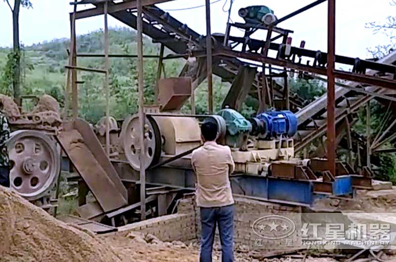 齒輥破碎機(jī)加工鵝卵石機(jī)制砂現(xiàn)場(chǎng) 齒輥破碎機(jī)加工鵝卵石機(jī)制砂現(xiàn)場(chǎng)