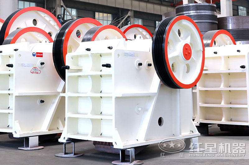 鵝卵石顎式破碎機(jī)(車間) 鵝卵石顎式破碎機(jī)(車間)