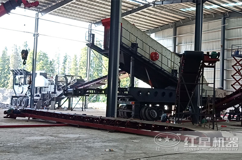 二合一礦業(yè)移動式破碎機(jī)現(xiàn)場 二合一礦業(yè)移動式破碎機(jī)現(xiàn)場