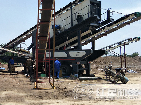 移動(dòng)破碎機(jī)現(xiàn)場(chǎng)作業(yè) 移動(dòng)破碎機(jī)現(xiàn)場(chǎng)作業(yè)