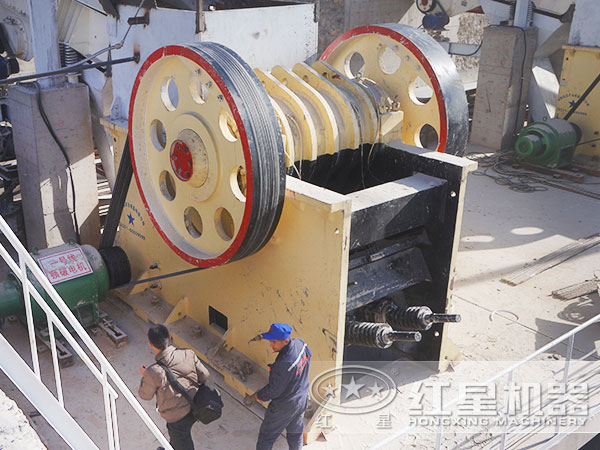 破碎機現(xiàn)場作業(yè) 破碎機現(xiàn)場作業(yè)