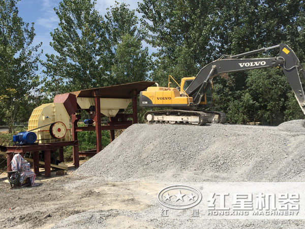 錘式破碎機(jī)現(xiàn)場作業(yè) 錘式破碎機(jī)現(xiàn)場作業(yè)
