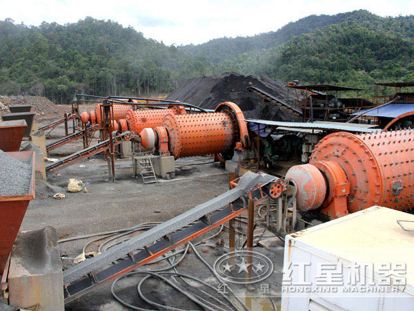 球磨機(jī)現(xiàn)場(chǎng)作業(yè) 球磨機(jī)現(xiàn)場(chǎng)作業(yè)