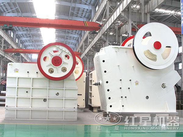 鋁礦石顎式破碎機(jī)車間 鋁礦石顎式破碎機(jī)車間