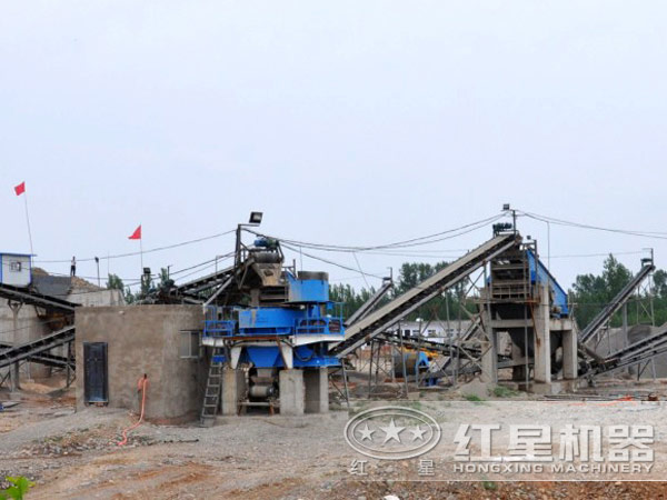 石英石制砂生產(chǎn)現(xiàn)場(chǎng) 石英石制砂生產(chǎn)現(xiàn)場(chǎng)