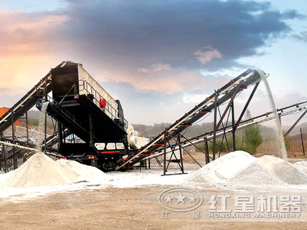 移動(dòng)碎石機(jī)在石料廠作業(yè) 移動(dòng)碎石機(jī)在石料廠作業(yè)