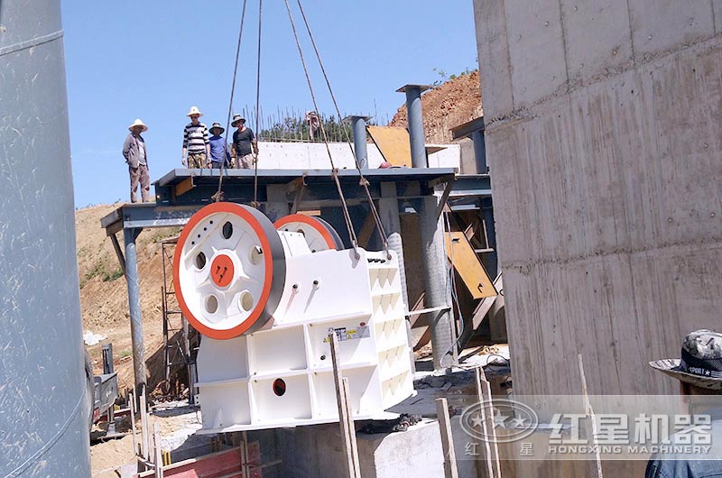 時(shí)產(chǎn)300噸鄂式破碎機(jī)生產(chǎn)現(xiàn)場(chǎng) 時(shí)產(chǎn)300噸鄂式破碎機(jī)生產(chǎn)現(xiàn)場(chǎng)