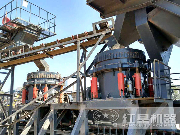 石料廠作業(yè)的圓錐破碎機 石料廠作業(yè)的圓錐破碎機