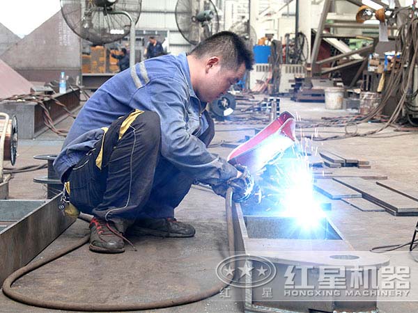 紅星錘式破碎機(jī)生產(chǎn)車間 紅星錘式破碎機(jī)生產(chǎn)車間