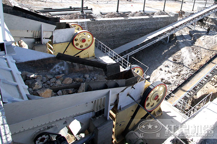 顎式破碎機作業(yè)現(xiàn)場 顎式破碎機作業(yè)現(xiàn)場