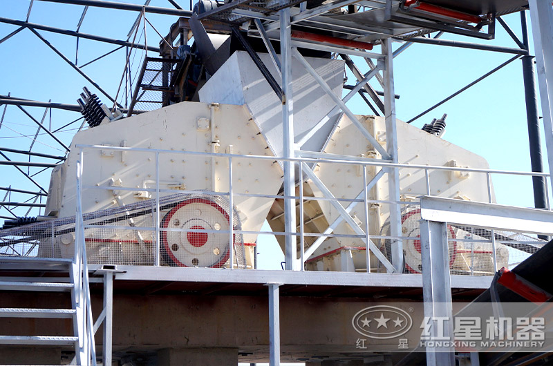 河北大型石料廠正在作業(yè)的反擊式破碎機(jī) 河北大型石料廠正在作業(yè)的反擊式破碎機(jī)