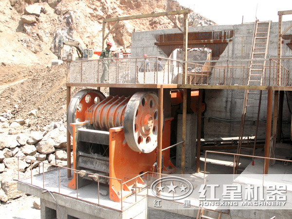 水泥塊破碎機(jī)作業(yè)現(xiàn)場 水泥塊破碎機(jī)作業(yè)現(xiàn)場