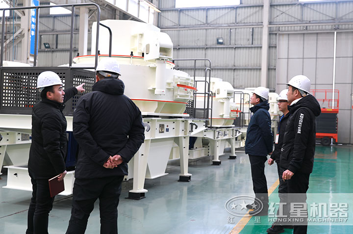 經(jīng)理為客戶詳細(xì)介紹產(chǎn)品 經(jīng)理為客戶詳細(xì)介紹產(chǎn)品