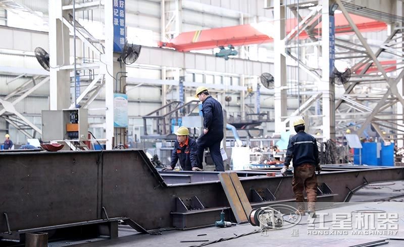 履帶移動式破碎機(jī)車間焊接現(xiàn)場 履帶移動式破碎機(jī)車間焊接現(xiàn)場