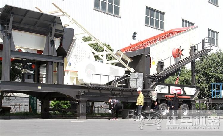 客戶參觀車載流動(dòng)錘式破碎機(jī) 客戶參觀車載流動(dòng)錘式破碎機(jī)