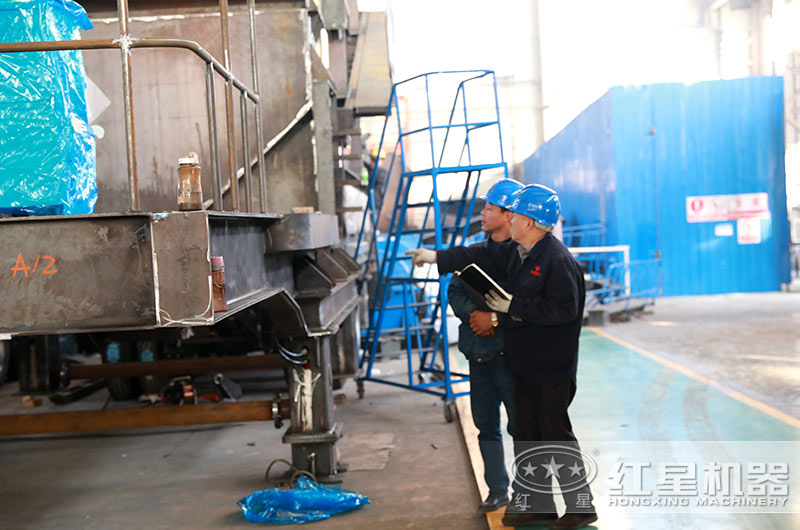 為保證質(zhì)量，老師傅現(xiàn)場指導(dǎo)設(shè)備生產(chǎn)