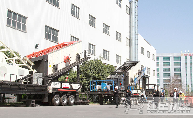 客戶參觀紅星車載碎石機(jī) 客戶參觀紅星車載碎石機(jī)