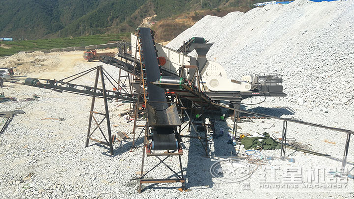 移動式碎石機器生產(chǎn)現(xiàn)場 移動式碎石機器生產(chǎn)現(xiàn)場