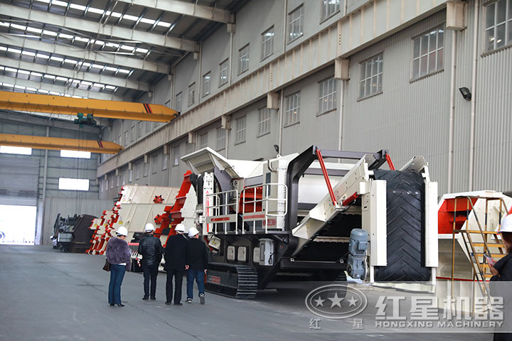 客戶(hù)到廠(chǎng)參觀車(chē)載式破碎機(jī) 客戶(hù)到廠(chǎng)參觀車(chē)載式破碎機(jī)