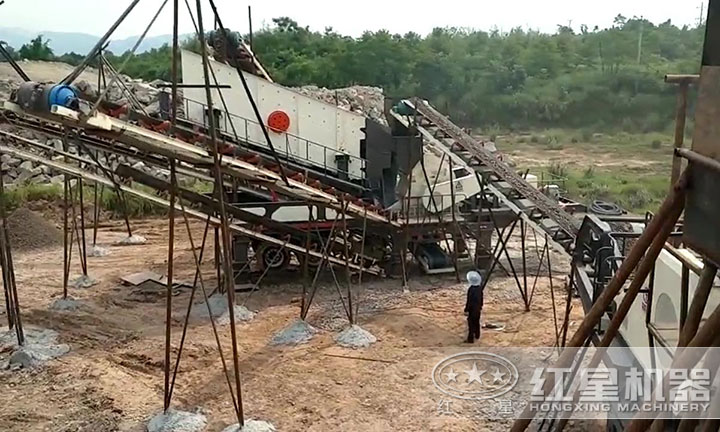 移動(dòng)破碎生產(chǎn)線配置方案二 移動(dòng)破碎生產(chǎn)線配置方案二
