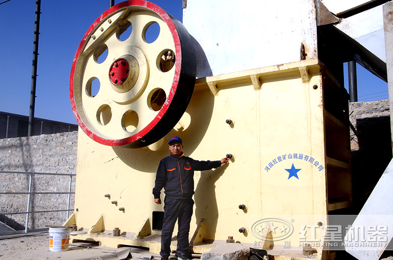 石灰石破碎機(jī)現(xiàn)場(chǎng)作業(yè)圖 石灰石破碎機(jī)現(xiàn)場(chǎng)作業(yè)圖