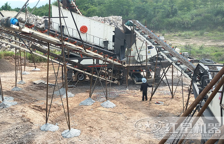 時(shí)產(chǎn)500噸的移動(dòng)石子破碎生產(chǎn)現(xiàn)場(chǎng) 時(shí)產(chǎn)500噸的移動(dòng)石子破碎生產(chǎn)現(xiàn)場(chǎng)
