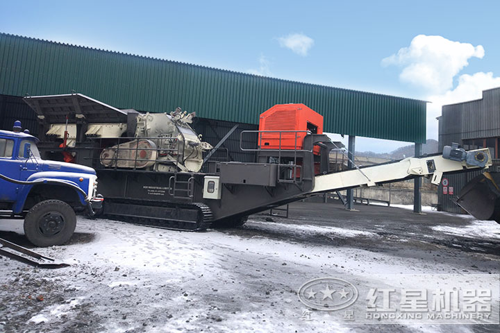 破碎煤矸石的反擊移動碎石機(jī) 破碎煤矸石的反擊移動碎石機(jī)