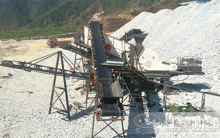 輪胎重錘式破碎機(jī)破碎石灰石現(xiàn)場 輪胎重錘式破碎機(jī)破碎石灰石現(xiàn)場