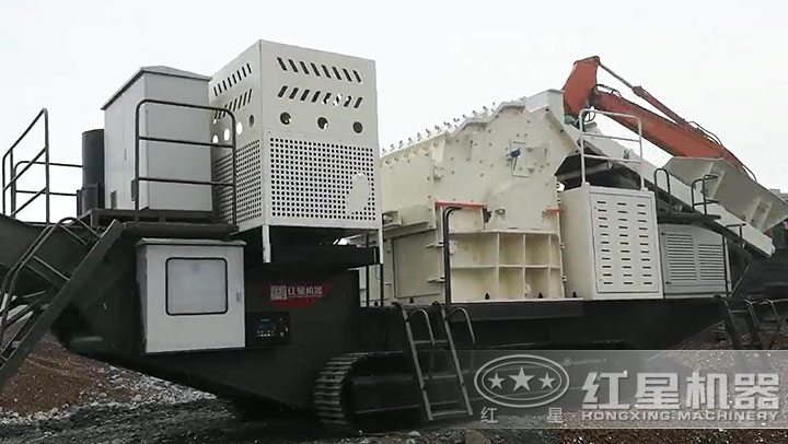 履帶移動碎石機械設備山區(qū)作業(yè)現(xiàn)場 履帶移動碎石機械設備山區(qū)作業(yè)現(xiàn)場