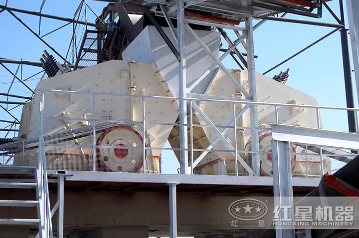 反擊式破碎機(jī)作業(yè)現(xiàn)場(chǎng) 反擊式破碎機(jī)作業(yè)現(xiàn)場(chǎng)