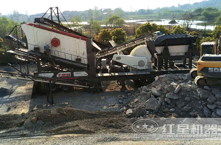 輪胎式建筑廢料粉碎機(jī)作業(yè)現(xiàn)場(chǎng) 輪胎式建筑廢料粉碎機(jī)作業(yè)現(xiàn)場(chǎng)
