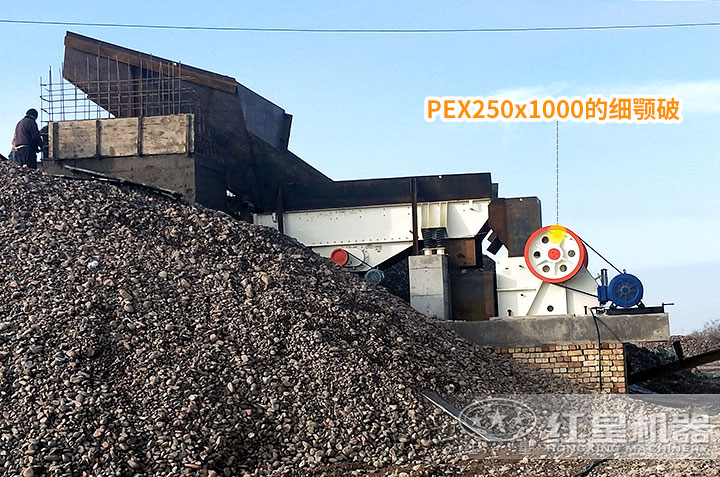 顎式破碎機(jī)作業(yè)現(xiàn)場 顎式破碎機(jī)作業(yè)現(xiàn)場