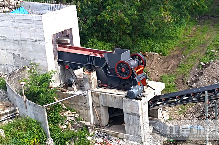 顎式破碎機(jī)作業(yè)現(xiàn)場 顎式破碎機(jī)作業(yè)現(xiàn)場