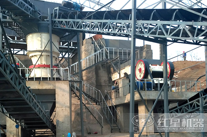 顎式破碎機(jī)作業(yè)現(xiàn)場 顎式破碎機(jī)作業(yè)現(xiàn)場