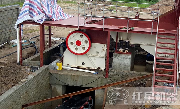 顎式細碎機作業(yè)現(xiàn)場 顎式細碎機作業(yè)現(xiàn)場