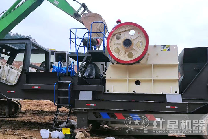 移動顎式細碎破碎機作業(yè)現(xiàn)場 移動顎式細碎破碎機作業(yè)現(xiàn)場
