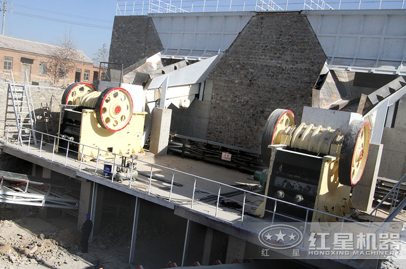 新型效率高鄂式破碎機生產(chǎn)現(xiàn)場 新型效率高鄂式破碎機生產(chǎn)現(xiàn)場