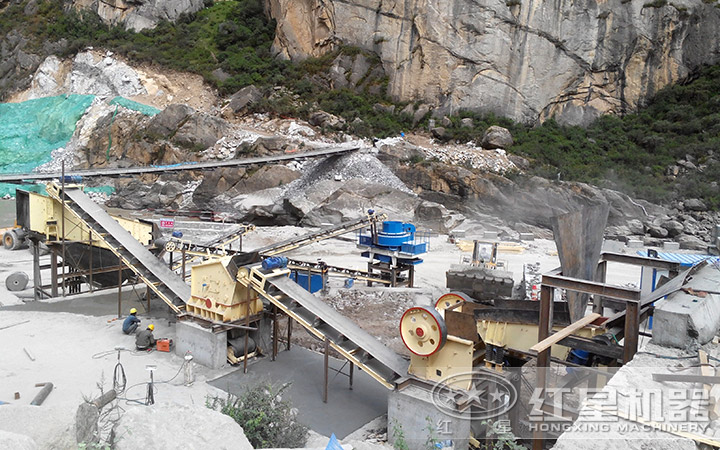 河卵石破碎制砂現(xiàn)場 河卵石破碎制砂現(xiàn)場