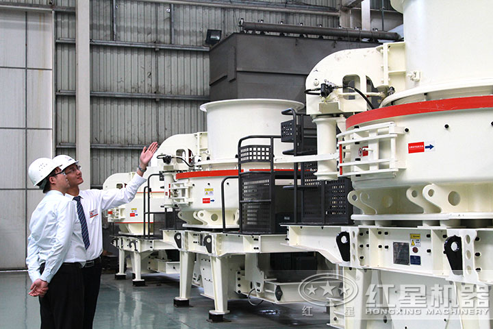 客戶(hù)到廠考察沖擊式破碎機(jī) 客戶(hù)到廠考察沖擊式破碎機(jī)