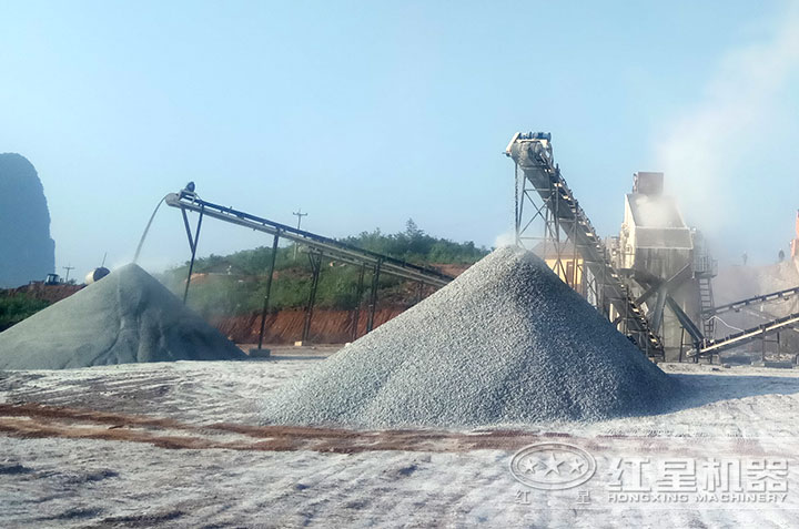 石灰石粉碎機現(xiàn)場 石灰石粉碎機現(xiàn)場