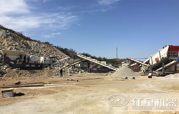 多臺(tái)流動(dòng)石子破碎機(jī)作業(yè)現(xiàn)場(chǎng) 多臺(tái)流動(dòng)石子破碎機(jī)作業(yè)現(xiàn)場(chǎng)