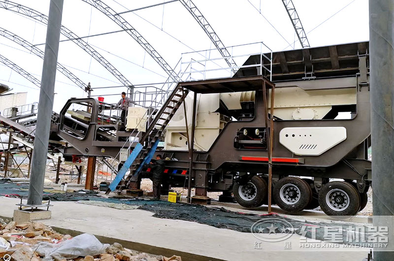移動式粉碎機器作業(yè)現(xiàn)場 移動式粉碎機器作業(yè)現(xiàn)場