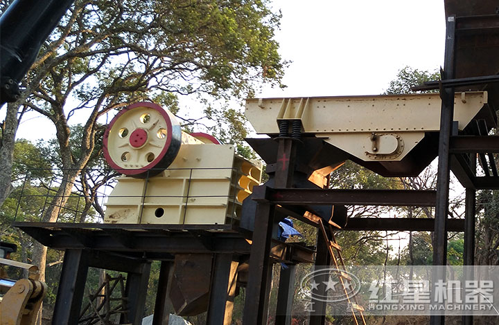 顎式粉碎機作業(yè)現(xiàn)場 顎式粉碎機作業(yè)現(xiàn)場