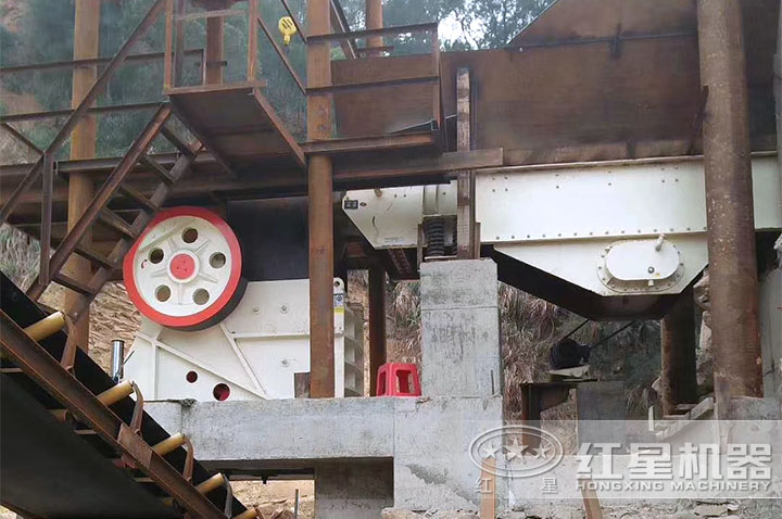 顎式粉碎機作業(yè)現(xiàn)場 顎式粉碎機作業(yè)現(xiàn)場