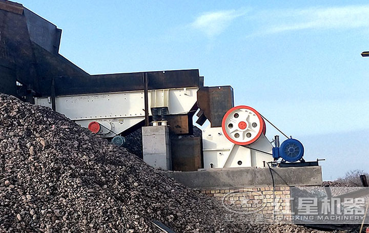 顎式粉碎機作業(yè)現(xiàn)場 顎式粉碎機作業(yè)現(xiàn)場