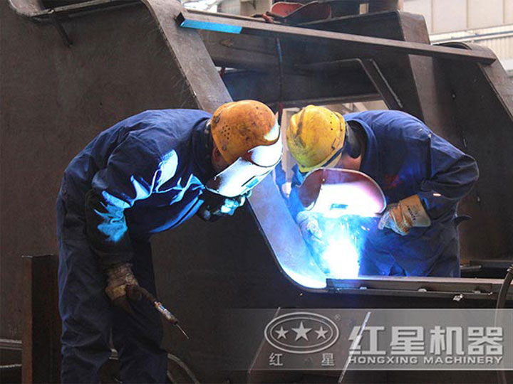 車(chē)間生產(chǎn)加工移動(dòng)破碎機(jī)，每一臺(tái)設(shè)備都是匠心打造