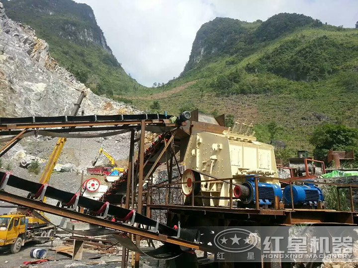 反擊式破碎機生產(chǎn)現(xiàn)場 反擊式破碎機生產(chǎn)現(xiàn)場