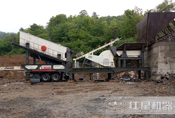 流動(dòng)碎石機(jī)作業(yè)現(xiàn)場(chǎng) 流動(dòng)碎石機(jī)作業(yè)現(xiàn)場(chǎng)