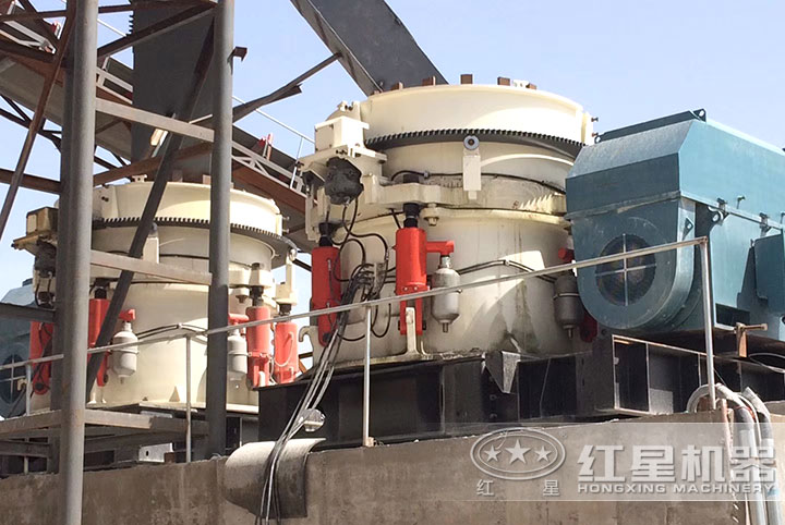 圓錐式破碎機(jī)作業(yè)現(xiàn)場 圓錐式破碎機(jī)作業(yè)現(xiàn)場